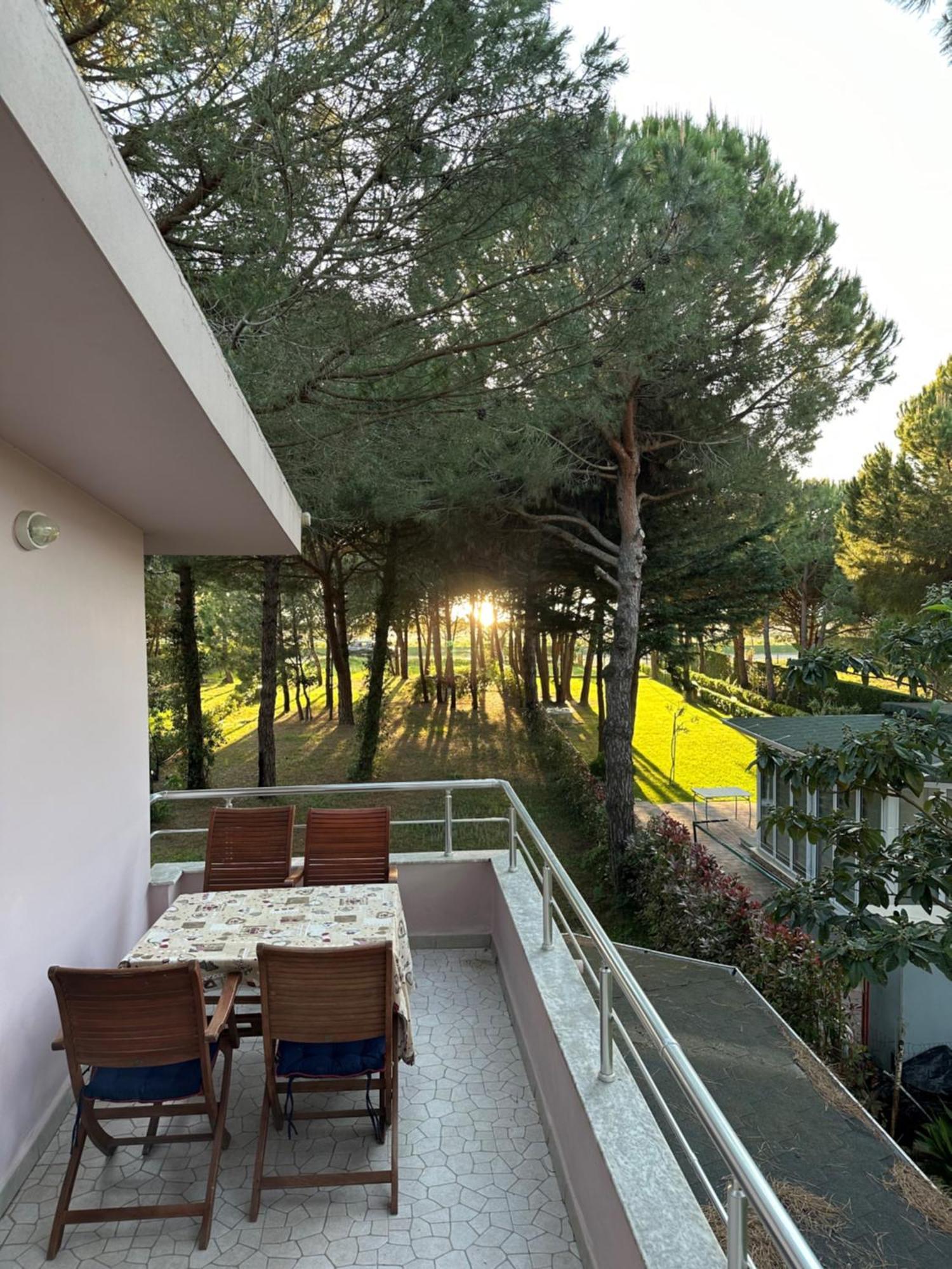 Shtepia Nen Pisha "The House Under The Pines" Villa Durrës Exterior foto